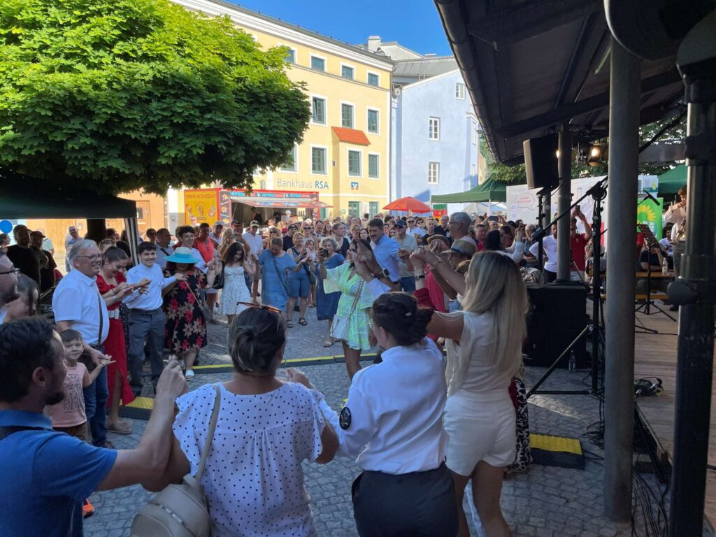 Leute tanzen in Hofstatt Wasserburg